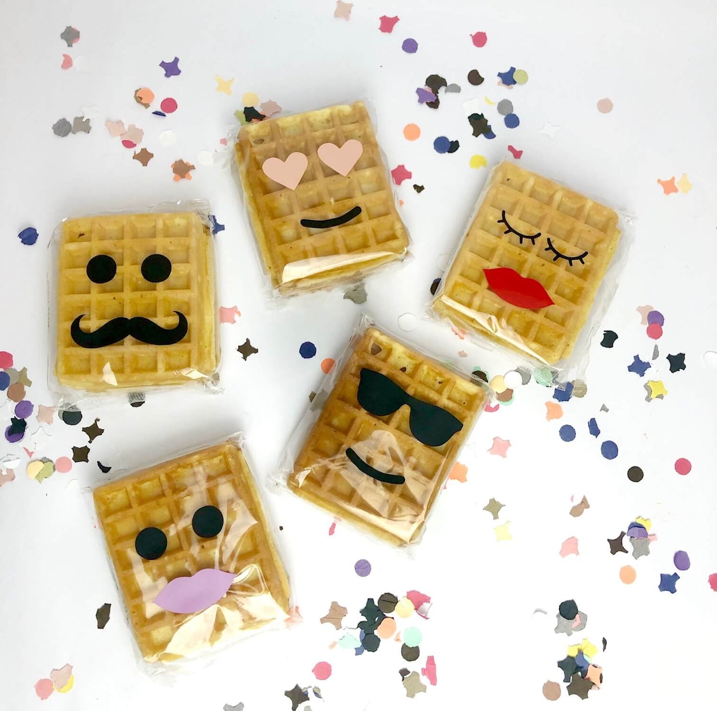 Traktatie sticker smiley op een wafel