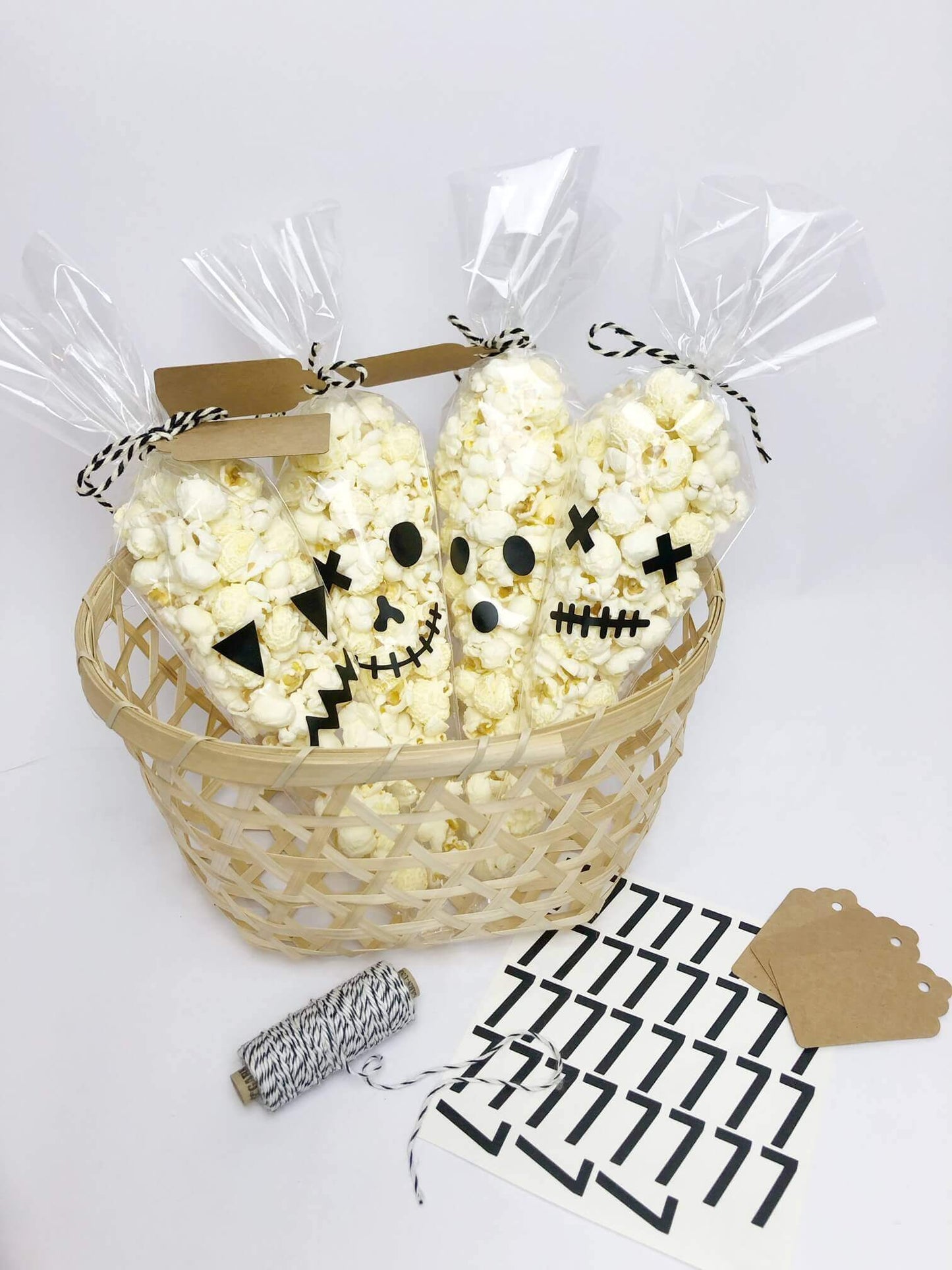 Traktatiestickers met popcorn voor Halloween