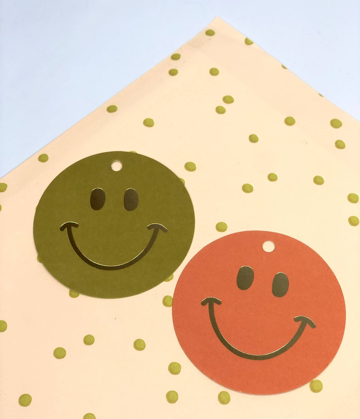 Cadeaulabel met smiley voor een vrolijk cadeau