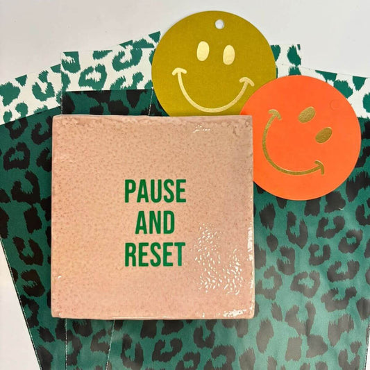 tegeltje met tekst ause and reset